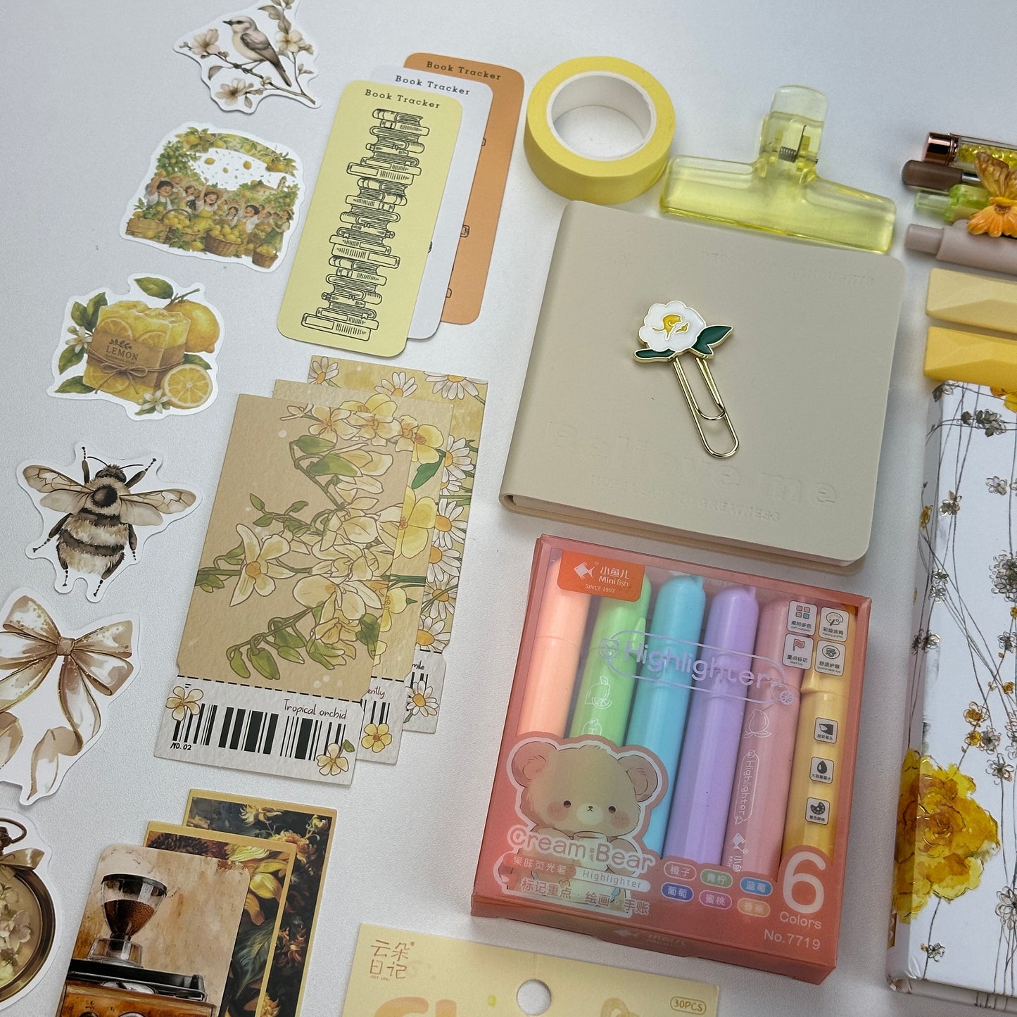 🌼 Golden Daisy Box